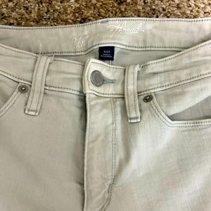 Used good condition. Size 4. Universal Thread
